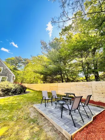 Charming Cape Cod summer house conveniently located  with plenty to offer. Отели рядом с достопримечательностью «Заповедник Джеу Понд»