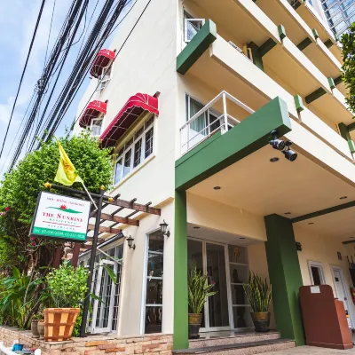 The Sunrise Residence Hotels near Lumpini Park