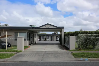 Beaconsfield Lodge Motel Hotels near Meduno Drive Reserve