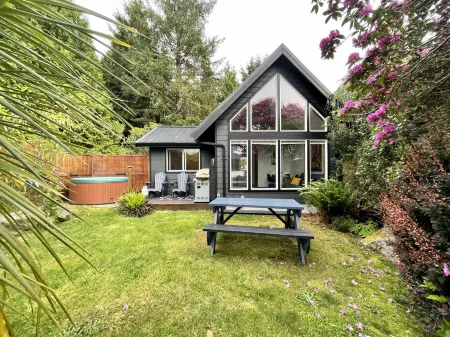 Private Oceanfront Cabin and Hot Tub! - Gww