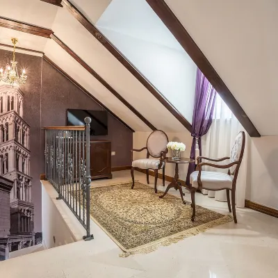 Splendida Palace Hotels near سبليت ريفا