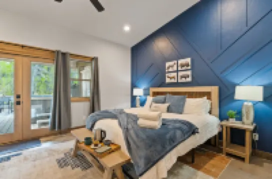 Hot Tub, Game Room, Stunning Mountain Views - Luxurious Haven