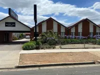 Melton Motor Inn and Apartments Hotel a Cobblebank