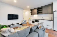 Chic & Stylish Apartment with Parking