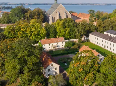 Hotell Dahlströmska gården فنادق في Motala