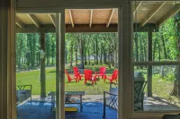 Charming 3-bedroom, gorgeous Lake Front, Fishing Dock, Fire Pit, Kayak & more Hotels in Rains County