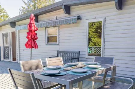 Sunny Side Island Retreat by AvantStay Backyard Отели рядом с достопримечательностью «Парк округа Дабл Блафф»