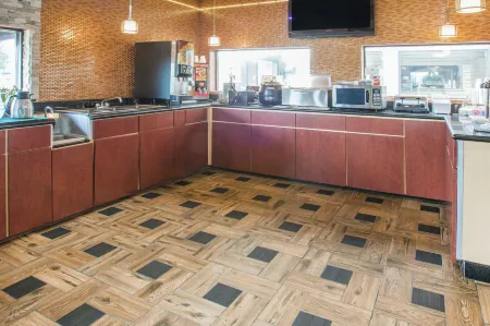 Super 8 by Wyndham Van Buren/Ft. Smith Area