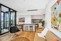 FV Iconic Designer Apt, Parking, Near CBD Qfv147-14