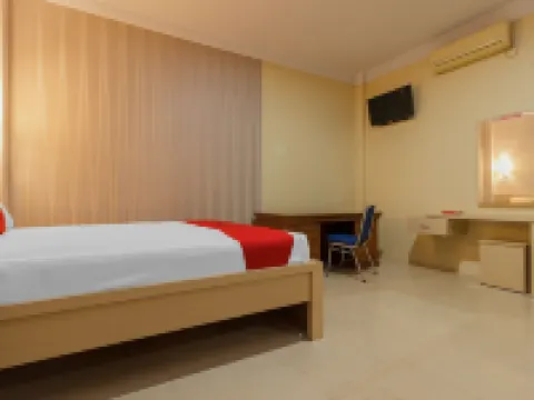 RedDoorz Plus Near Pantai Malalayang Manado Hotels in Malalayang