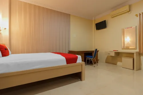 RedDoorz Plus Near Pantai Malalayang Manado Hotels in Malalayang