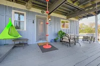 Lakeside Retreat, Hot Tub and Private Fishing Deck