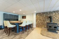 Quiet Lakefront. Huge 5/3. Deep Water. Pontoon Boat Available.