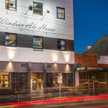 Pint on Punt Backpackers