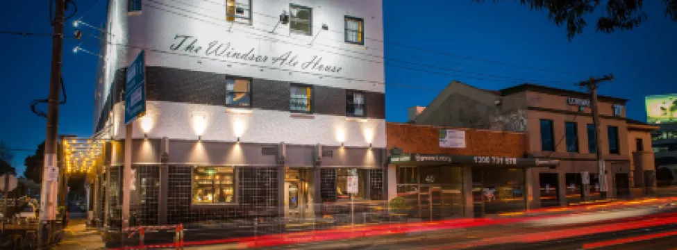 Pint on Punt Backpackers