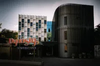 Dynasty Tourist Inn - parkir