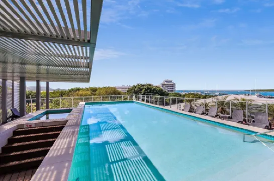 Lux Retreat at Harbour Light Cairns I Sauna I Pool & Prime Location