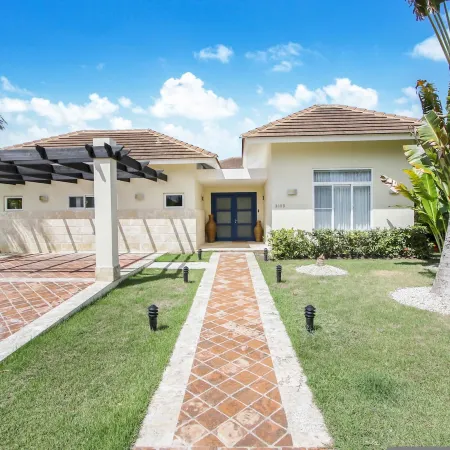 Luxury Golf Villa in Bavaro (Cocotal Palma Real) – Pool, Jacuzzi, Staff