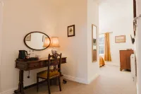 Stunning Room Above Amazing Silks Pub Hotels in Marlborough