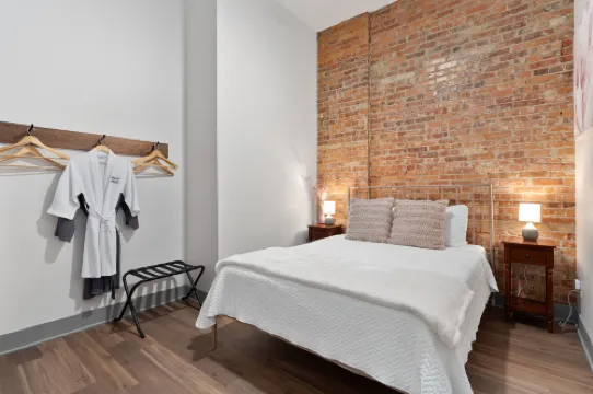 Historic Downtown Suite with Modern Amenities - Charming Unique Oasis