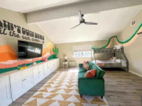 Spacious 4-bedroom house with Make-up bar, WiFi, Games, Hot-tub, & pool