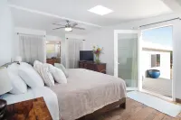 Stylish Morongo Valley Retreat. Pond/Waterfall Views All Around, Fenced for Dogs
