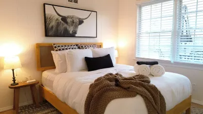 Modern Mission Escape Home - Family Friendly - Close to All Attractions Hotels near Streamway Park