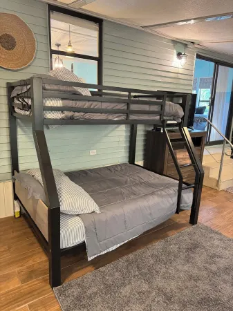 Charming 1 Bed 1 Bath Cottage in wonderful Sun Outdoors Sarasota that sleeps 6. Отели рядом с достопримечательностью «Селери Филдс»