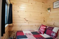 Cozy 2-bedroom cabin with hot tub nestled in the woods of Morgan County