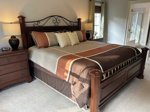 Spacious Large Family Home- Pet Friendly with large fenced yard!