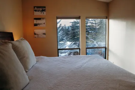 Lakefront Retreat - Cozy Condo for Year-Round Fun!