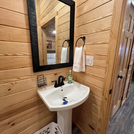 Cabin Unit 6 of 6 with AC and WiFi in lovely Paige