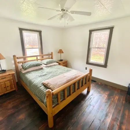 Cozy river front log cabin close to, Seneca Rocks, Dolly Sods, Spruce Knob Отели в г. Пендлтон