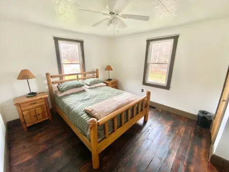 Cozy river front log cabin close to, Seneca Rocks, Dolly Sods, Spruce Knob