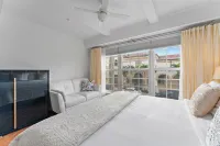 Perfect Palm Beach Location.Classic, spacious  1-bedroom condo, suite with AC.