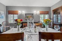 Hot Tub, Fire Pit, Koi Pond and Landscaped Gardens - Charming Historical Oasis Hotel a McCandless Township