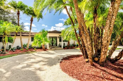 Magical Wonderkoi House in a Japanese Koi Garden Hotels near Homestead-Miami Speedway
