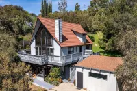 A-frame stunner, wrap around decks, 4 miles to the beach, 5 bed, 3 bath, 2 kit