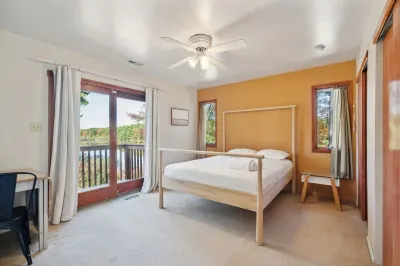 Lakehouse with Gorgeous View Family Friendly! Các khách sạn ở 