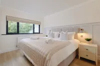 Newly renovated 4 en-suite bedrooms, panoramic sea views, Hot Tub, EV charger - balcony