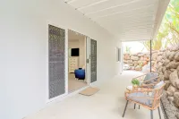 Palm Cove Studio Apartments - parking