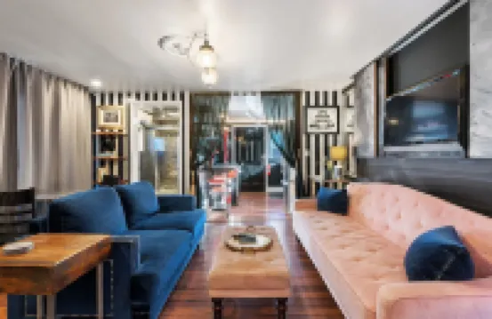 Classy Couve Walkable Downtown Apartment