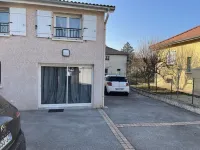 Suite Parentale Avec Douche et Toilettes Privées Attenant. A 5 Minutes Deurexpo Hotels in Genas