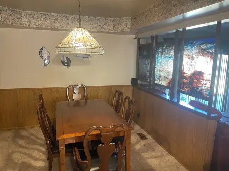 Spacious 4 bedroom 7 beds house with AC, WiFi in welcoming Sterling Heights Отели рядом с достопримечательностью «Birmingham Jewelry»