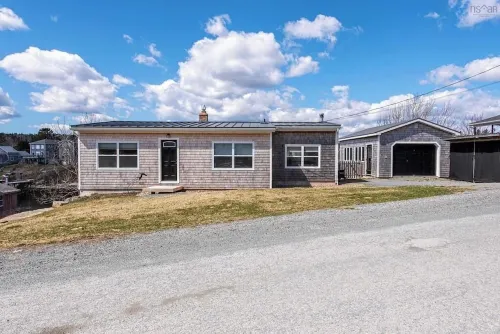 A Beautiful Waterfront 2BDR Home in Protected and Picturesque, Herring Cove NS. - Bungalows