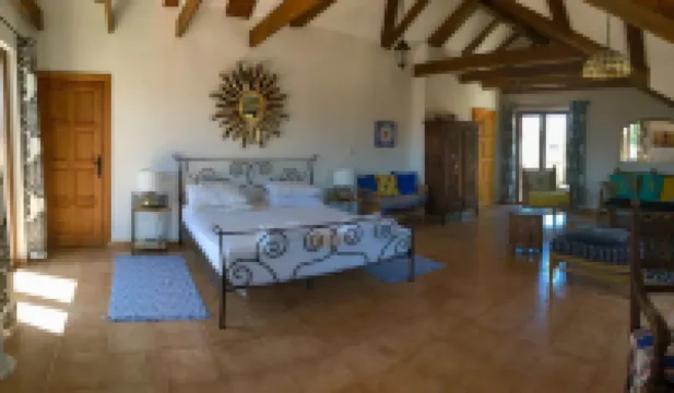 LUXURY VILLA WITH PRIVATE POOL ON BEAUTIFUL AND ACCESSIBLE LUSTICA PENINSULA فنادق في 