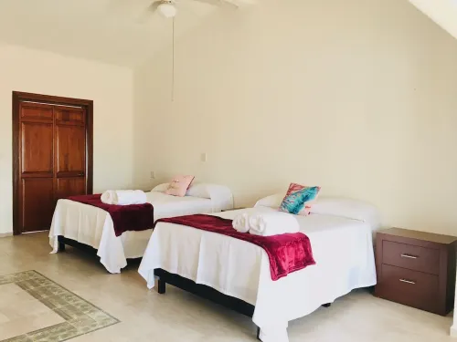 House buganvilias in hotel zone Cancún, with pool