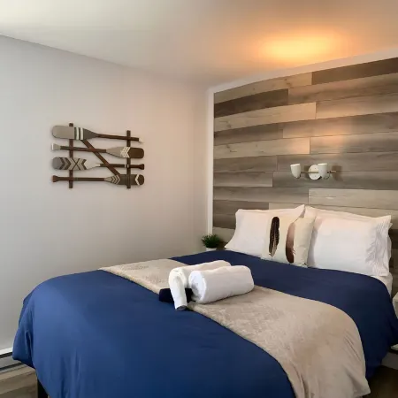 Luxurious condo in downtown Magog with wood fireplace and pool