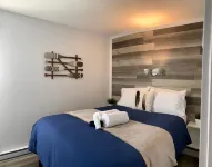 Luxurious condo in downtown Magog with wood fireplace and pool ポワント＝メリー公園周辺のホテル