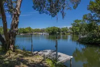 Welcome to the scallop shack! Newly renovated and on the water in Crystal River!